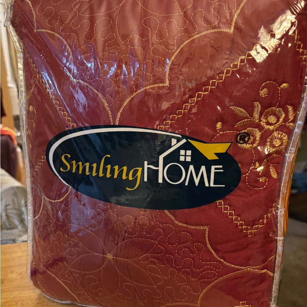 BEDDING Bedspread Burgundy w/Gold Embroidered Design w/1 Pillow cover Size Twin - Picture 3 of 4
